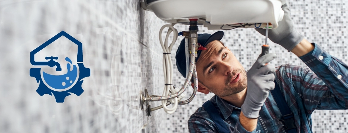 mężczyzna naprawia umywalkę